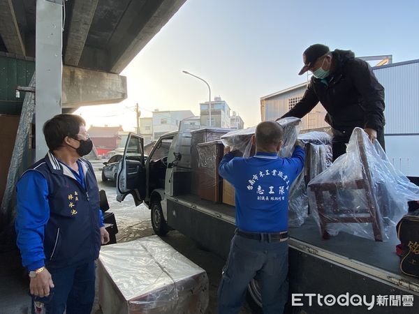 ▲台南市做工行善團愛心志工，一連二日前往南投女童住處修繕趕工，並載運來自台南志工愛心整理好的二手家具要送給女童與其弟妹們。（圖／記者林悅翻攝，下同）