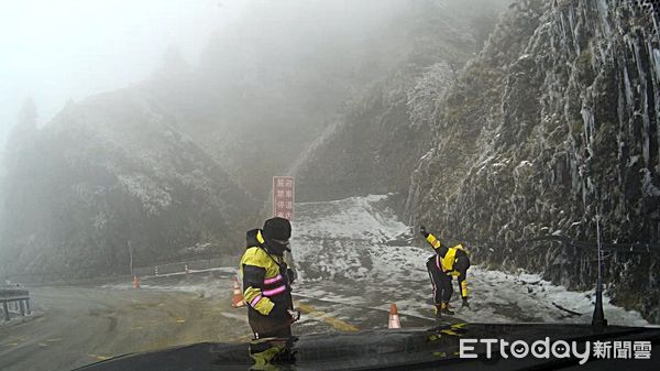 ▲▼奇寒降臨，合歡山出現沒有下雪，路面直接結冰的奇特現象，堪稱20年來僅見。（圖／新城分局提供，下同）