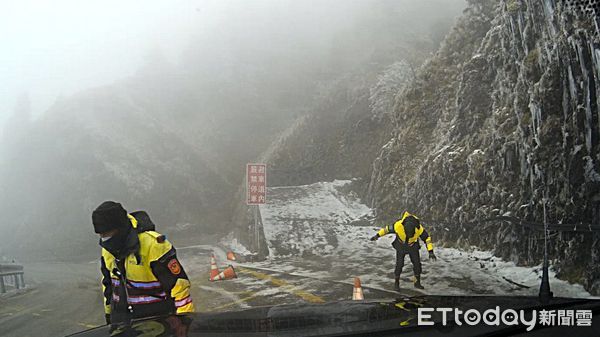 ▲▼奇寒降臨，合歡山出現沒有下雪，路面直接結冰的奇特現象，堪稱20年來僅見。（圖／新城分局提供，下同）