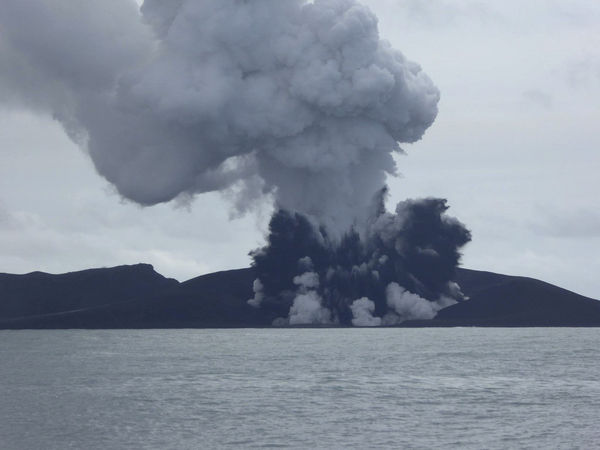 ▲▼東加海底火山於7年前噴發形成火山島。（圖／達志影像／美聯社）