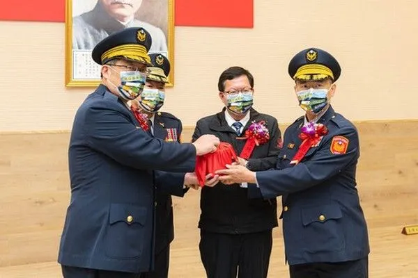 ▲桃園警察局新卸任分局長、大隊長聯合交接。(圖/市府提供)