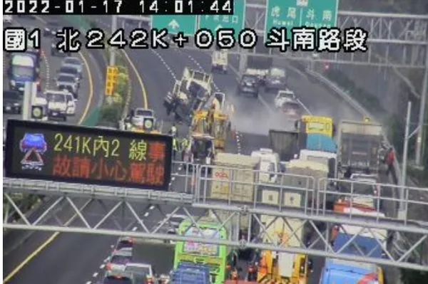 ▲▼ 國一斗南段油罐車翻覆,北上全線封閉中 。(圖/翻攝高速公路1968)