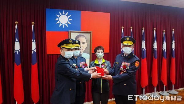 ▲台南市警局17日下午1時舉辦高階警官卸任、新任聯合交接典禮，計有張樹德等19位警官異動，由副市長趙卿惠主持。（圖／記者林悅翻攝，下同）