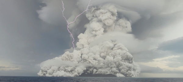▲▼東加「洪加湯加－洪加哈派」（Hunga Tonga-Hunga Ha’apai）火山噴發瞬間。（圖／路透）