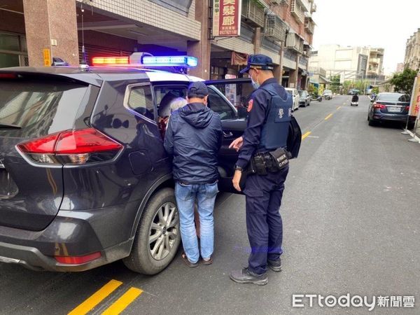 ▲東港警分局東港派出所警員唐偉捷、警員許維軒載婦人返家             。（圖／記者陳崑福翻攝，下同）