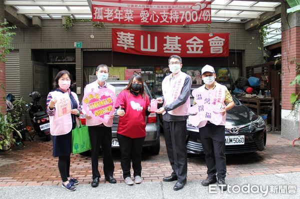 ▲行政執行署台南分署分署長吳祚延，代表台南分署愛心社全體人員，捐贈10份「愛心年菜」，由華山基金會中西愛心天使站吳品儀站長代表接受並回贈感謝狀。（圖／記者林悅翻攝，下同）