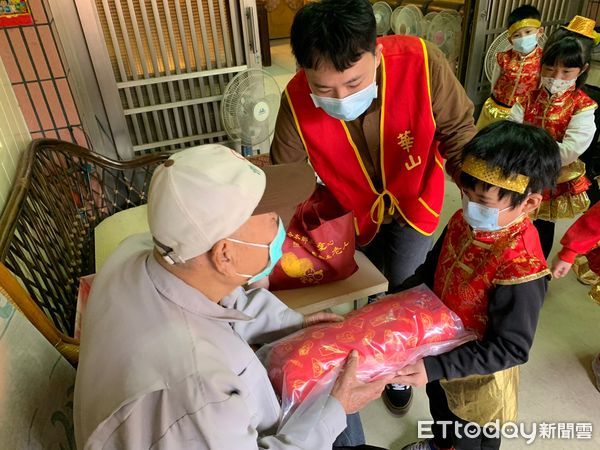 ▲台南市佳里區泑潛幼兒園，特地於送年菜任務的第一天，由鄭如雯老師帶領12名學童，一起為台南市佳里區6位孤老送年菜。（圖／記者林悅翻攝，下同）