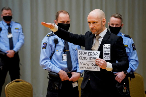 ▲▼挪威殺人魔布雷維克（Anders Breivik）在假釋聽證會上行納粹禮。（圖／路透）