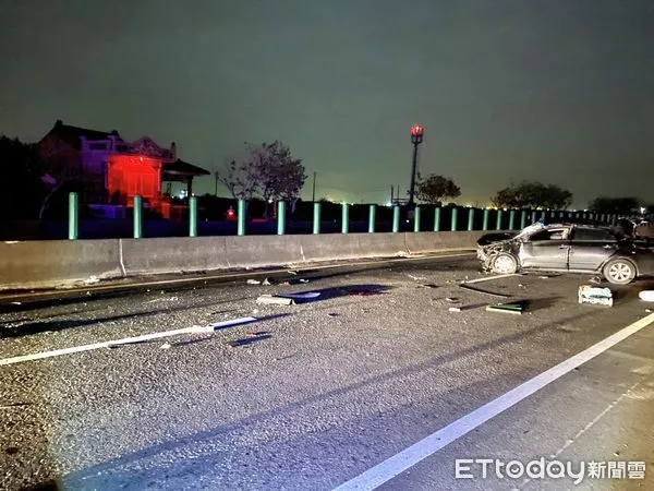 ▲西濱快速道路昨日午夜一輛黑色自小客車,於南下車道行經249公里處、口湖段,疑似自撞護欄,吳姓駕駛送醫搶救仍回天乏術。(圖/記者蔡佩旻翻攝)