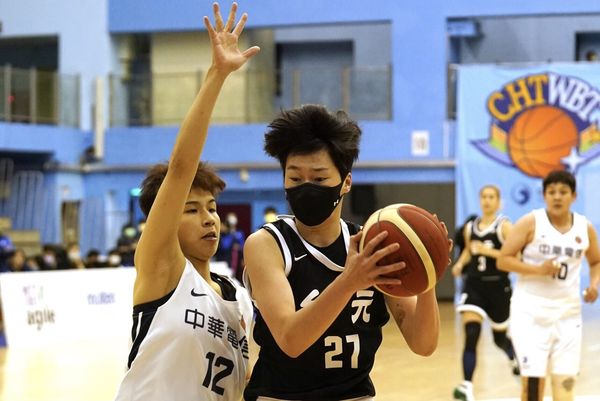 ▲WSBL聯賽配合台北市政府防疫規格提升，部分球員必須戴上口罩上場比賽。（圖／籃協提供）