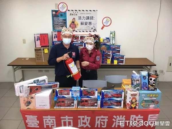 ▲台南市消防局第五大隊直播暖場,於19日晚上邀請大灣義消防火宣導隊分隊長蘇愛惠與民眾直播互動,除線上教學外,線上有獎徵答送出合格標章電器及精美禮品。(圖/記者林悅翻攝,下同)