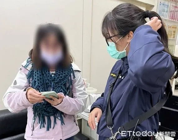 ▲員警調閱監視器幫許姓女子找到手機。(圖/八德警分局提供)