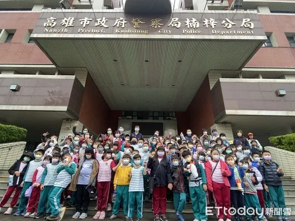 ▲▼楠梓區翠屏國小為強化社會領域學習,日前特地安排學生前往楠梓警分局參訪。(圖/記者吳世龍翻攝)