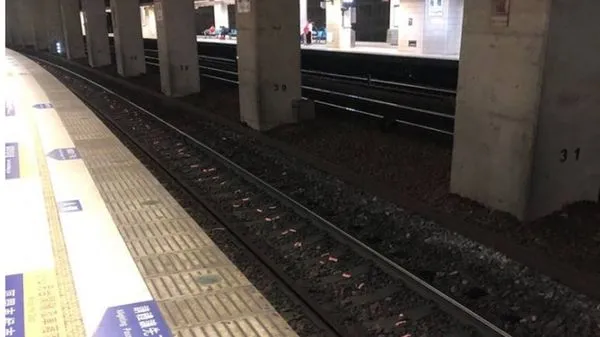 ▲▼鐵軌,紅紙,月台。(圖/翻攝自Dcard)