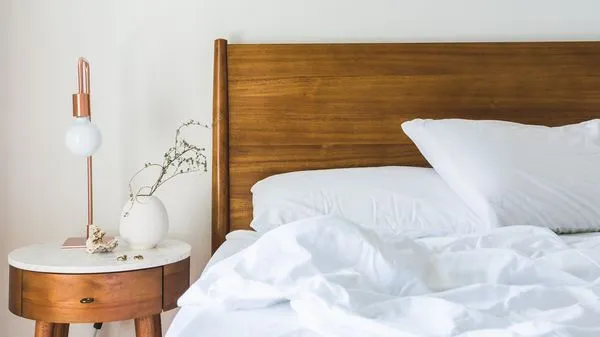 ▲▼床鋪,棉被,床單,床頭櫃,枕頭,房間。(圖/取自免費圖庫pexels)