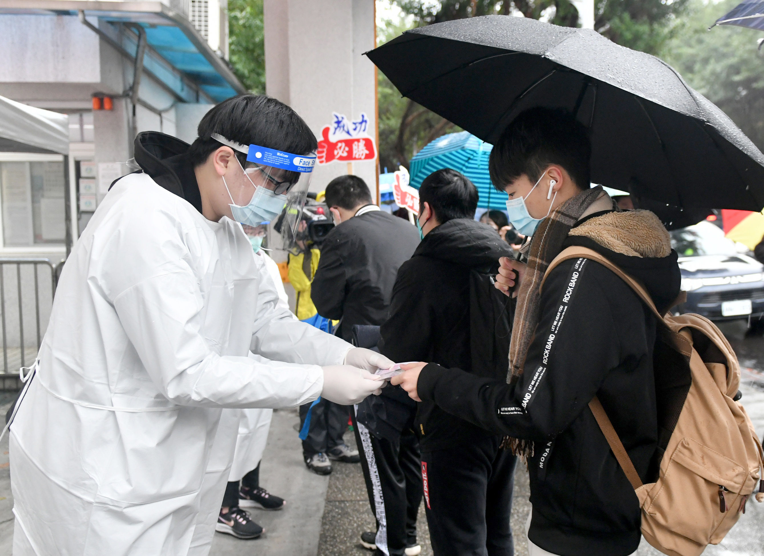 ▲▼大學學測 考生進考場 查驗身分 防疫。（圖／記者屠惠剛攝）