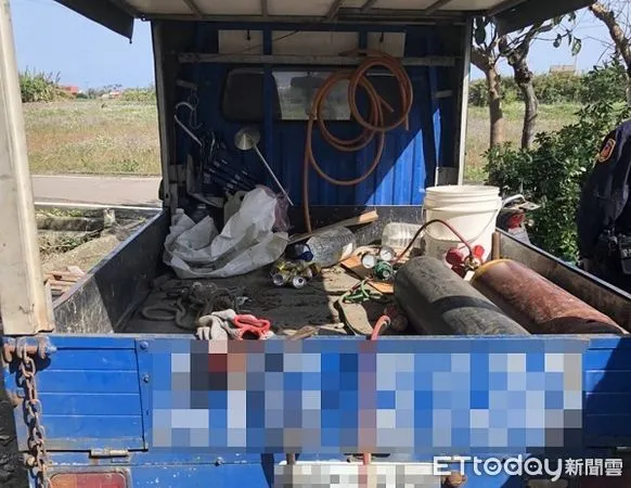 ▲小貨車停放航空城徵收的空屋前引警注意。(圖/大園警分局提供)