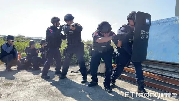 ▲台南市警局辦理防搶攔截圍捕暨攻堅演練,以提升金融機構及一般民眾對於防搶之意識,市長黃偉哲等人到場視察,對演練成果十分肯定嘉許。(圖/記者林悅翻攝,下同)