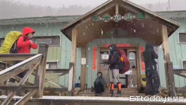 ▲因東北季風加上水氣充足，雪山三六九山莊清晨開始降下冰霰及瑞雪。（圖／保育志工吳峻德提供，下同）