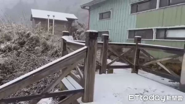 ▲因東北季風加上水氣充足，雪山三六九山莊清晨開始降下冰霰及瑞雪。（圖／保育志工吳峻德提供，下同）