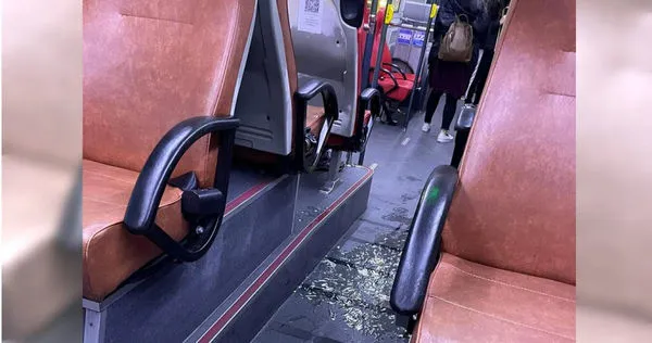 走道上一攤酸辣湯。(圖/翻攝自臉書/爆廢公社)