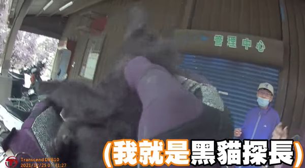 ▲▼機車傳貓叫聲　員警神救援「撈出呆萌小黑炭」整隻打包上車。（圖／高雄市政府警察局授權提供）