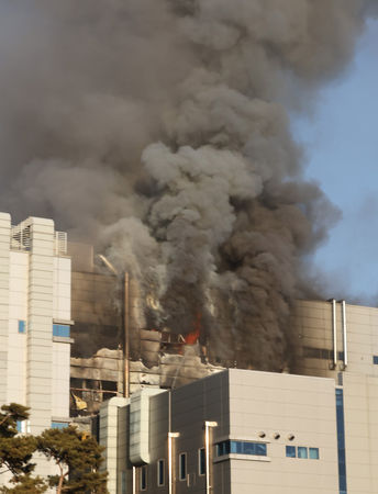 ▲▼南韓忠清北道清州市蓄電池工廠21日爆炸起火。（圖／達志影像）