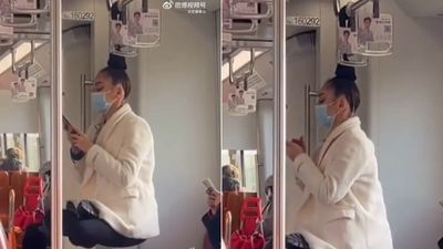 上海地鐵驚見女乘客「漂浮空中」　細看頭髮竟「綁在扶手上」網笑：在修仙