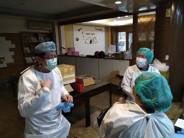 ▲醫院感控主任與防疫旅館員工說明注意事項。。(圖/新竹市政府提供)