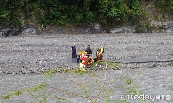 ▲警、消及民,合力溯溪將大體送返家。(圖/記者楊漢聲翻攝)