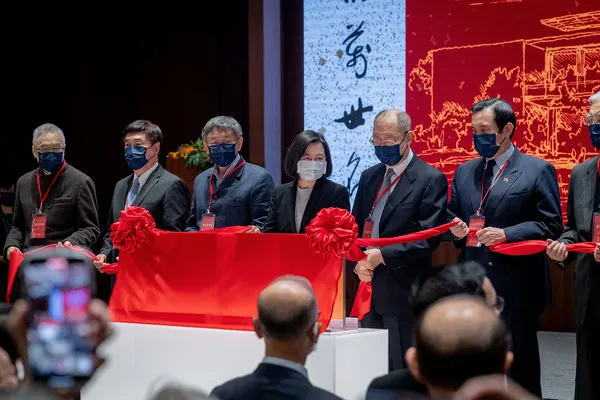 ▲▼蔡英文出席七海園區及蔣經國總統圖書館開幕活動,與馬英九、連戰、錢復、柯文哲、吳伯雄、朱立倫同框。(圖/總統府提供)