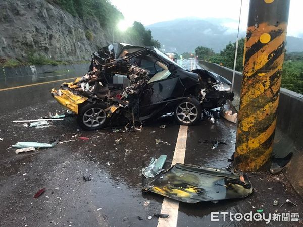 ▲拖板車撞上停在路邊的轎車，造成轎車右側嚴重損毀。（圖／記者楊漢聲翻攝）