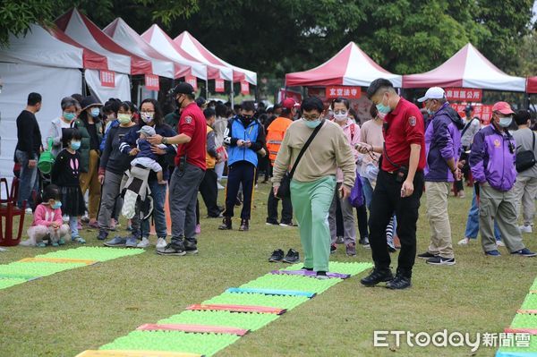 ▲台南市消防局第二大隊與台南市消防之友會第二辦事處，辦理「福虎迎春、防災保身」趣味大挑戰及摸彩宣導活動，提升防火防災知能。（圖／記者林悅翻攝，下同）