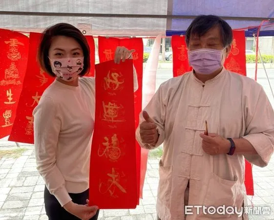 ▲翁銘宏教授等書法名家,受邀現場揮毫,提供多款春聯供里民免費索取,民眾取索取,希望增添喜氣過好年。(圖/記者林悅翻攝,下同)