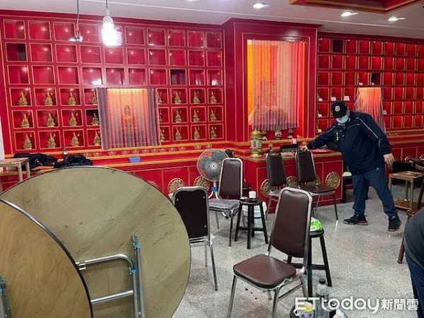 ▲四色牌職業賭藏身巷弄內,以神壇為掩護。(圖/大園警分局提供)