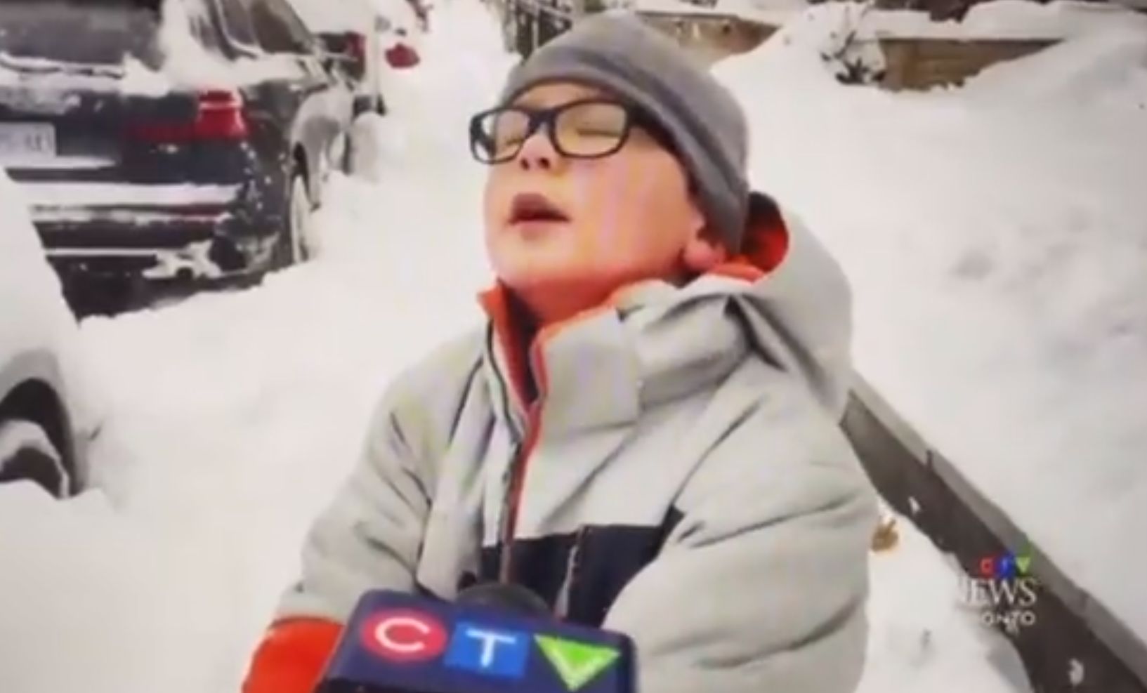 ▲▼ 加拿大9歲男孩鏟雪累壞，仰天長嘆。（圖／翻攝自推特）