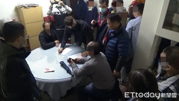 ▲▼蘇澳警方查獲藏於蘇澳鎮朝陽地區一民宅內的天九牌職業賭場。(圖/記者游芳男翻攝,下同)