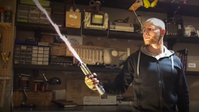 戰鬥民族YouTuber創造「手握型光劍」　伸縮總長近1公尺高溫可切割鋼鐵