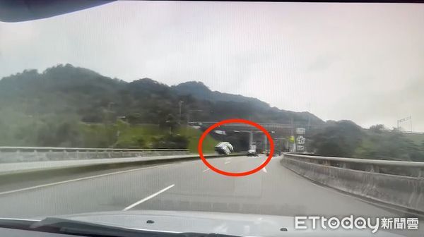 ▲▼載滿冷凍蝦貨車翻車瞬間被行車記錄器拍下（紅圈），車子翻車後冒出陣陣白煙             。（圖／記者陳以昇翻攝）