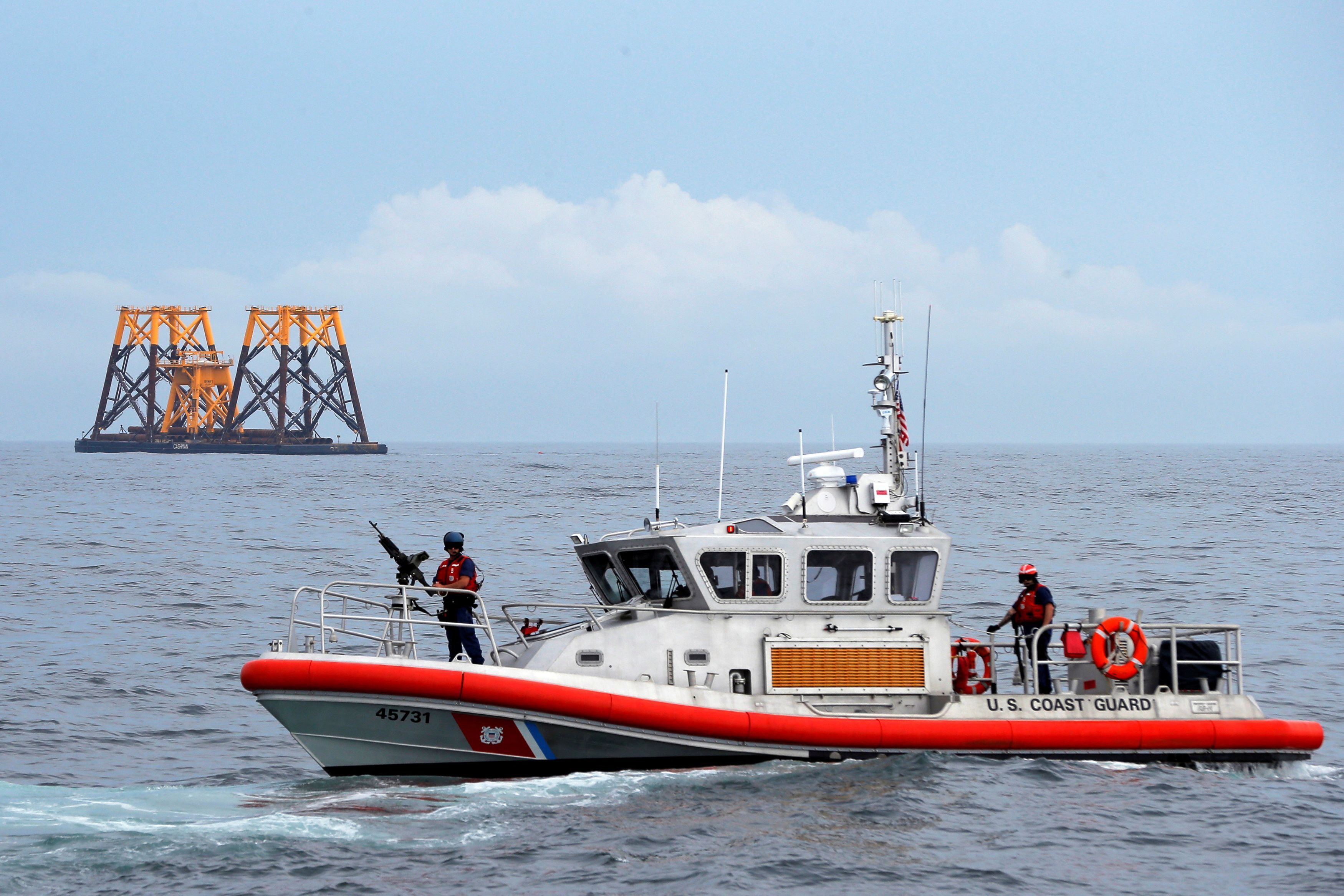 ▲▼佛州外海「人口走私船」翻覆39人失蹤　海岸警衛隊展開搜索。（圖／路透）