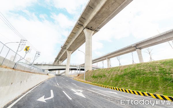 ▲施工數年的國道一號桃園交流道改善工程今天通車，圖為桃園交流道改善工程寬廣路面。（圖／記者沈繼昌翻攝）