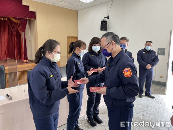 ▲警政署署長陳家欽，由台南市警局長方仰寧陪同，到白河分局慰問第一線執勤員警及協勤民力。（圖／記者林悅翻攝，下同）