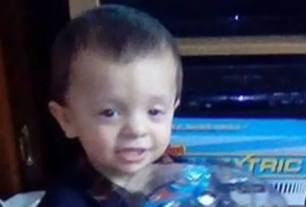 頭卡在圍欄中間15cm縫隙! 媽媽返家發現4歲兒吊死在自家樓梯上。(圖/翻攝自Twitter)