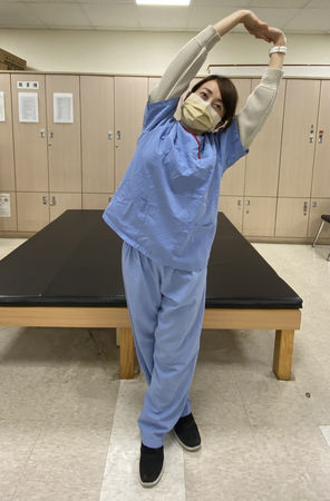 ▲▼過年痠痛指引,側腰伸展運動(圖五)。(圖/汐止國泰復健科物理治療師謝侑倫提供)