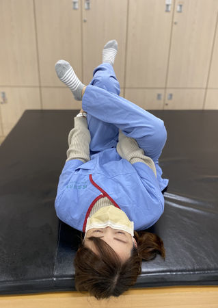 ▲▼過年痠痛指引,梨狀肌伸展運動(圖八)。(圖/汐止國泰復健科物理治療師謝侑倫提供)