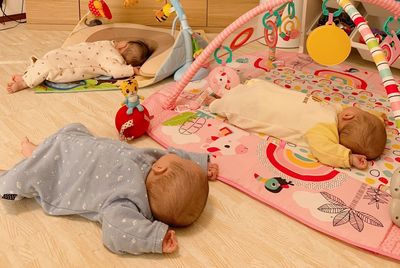 媽媽放倒三胞胎「快樂打電動」　網揪萌點驚呼：睡姿都一樣！
