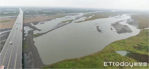 ▲水利署第四河川局為延續濁水溪河川揚塵辦理成效,提早並擴大辦理完成綠覆蓋、水覆蓋及其他覆蓋等相關揚塵抑制作業,並趕工於農曆春節前增加完成多項揚塵抑制措施。(圖/記者蔡佩旻翻攝)