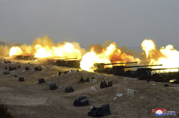 ▲▼北韓2020年2月28日朝鮮人民軍部隊演習，金正恩到場觀看這次模擬對島嶼目標襲擊的軍事演習。（圖／達志影像／美聯社）