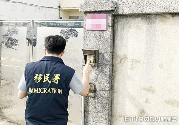 ▲移民署桃園專勤隊查獲林姓男子與越南籍妻子兼差提供跨國婚姻媒介,因有收費行為已觸犯移民法,移民官到現場查訪。(圖/記者沈繼昌翻攝)