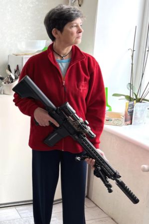 ▲▼烏克蘭52歲婦女買槍抗俄。（圖／翻攝Twitter@BKHMTPBLCST）